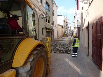 Màquines treballant al carrer Sant Joan per tal de dotar de connexió elèctrica les noves construccions de can Bisa i el Mercat Municipal. LLUÍS ARCAL