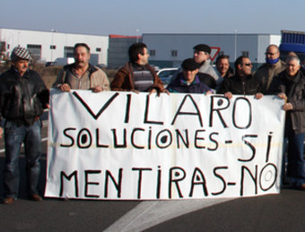 Els treballadors de Càrnies Vilaró tallen la carretera per exigir una solució al seu futur laboral ACN