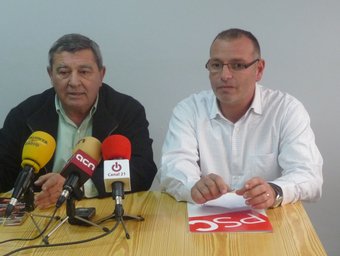 Miquel Alonso i Josep Pitarch van explicar ahir el perquè del relleu del PSC a la Ràpita. R.ROYO