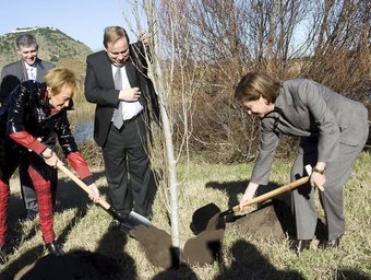 L'exvicepresidenta, l'alcalde i l'exministra de medi ambient planten un arbre. ARXIU