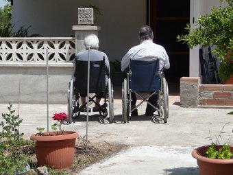 L'atenció domiciliària a persones dependents és gestionada a set municipis pel Consell Comarcal del Maresme. A.M