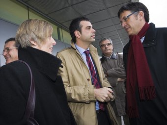 El conseller Lluís Recoder parlant amb l'alcalde de Figueres Santi Vila. Darrere, Eudald Casadesús. LLUÍS SERRAT