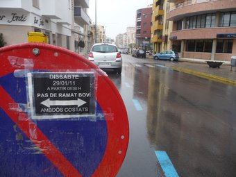 Senyal de prohibit aparcar a l'avinguda Santa Bàrbara, una de les artèries viàries principals d'Amposta. R.R