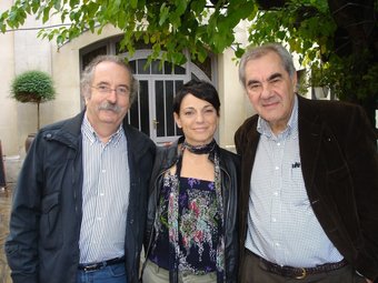 Esther Pujol, entre Ferran Vallespinós i l'exconseller Ernest Maragall. EL PUNT