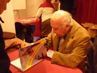 L'autor, Josep Maria Jujol fill, va signar dijous diversos exemplars al vestíbul del Teatre Metropol. A.P