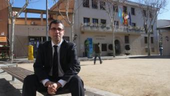 Andreu Francisco fotografiat ahir davant de l'Ajuntament d'Alella, l'únic de la comarca en mans d'ERC actualment. G.A