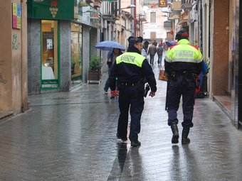 Una patrulla mixta de Mossos d'Esquadra i policia local pels carrers de Llavaneres. EL PUNT