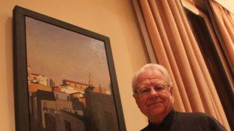 L'alcalde del Masnou, Eduard Gisbert (PSC) davant d'un quadre de Xavier Rodés. G.A