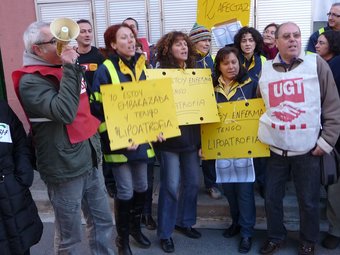 Treballadors i representants sindicals es van manifestar ahir al matí davant del local del carrer Montiu. C.A.F