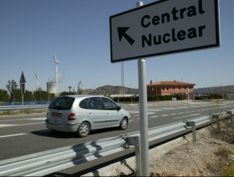 Imatge de torre de refrigeració de la central nuclear d'Ascó, vista des de la carretera TJERK VAN DER MEULEN