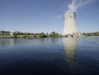 La torre de refrigeració de la central nuclear d'Ascó vista des del riu Ebre TJERK VAN DER MEULEN / ARXIU