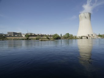 El riu Ebre a l'altura de la torre de refrigeració de la central nuclear d'Ascó. TJERK VAN DER MEULEN