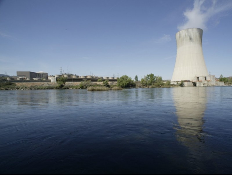 La torre de refrigeració d'Ascó, sobre el riu Ebre. TJERK VAN DER MEULEN