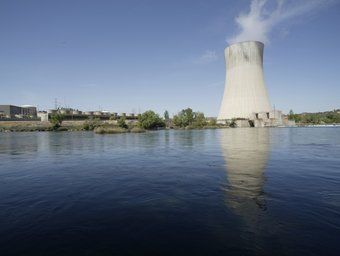 La imatge imponent de la torre dela central nuclear d'Ascó I apareix reflectida sobre l'aigua del riu Ebre, la mateixa TJERK VAN DER MEULEN / ARXIU