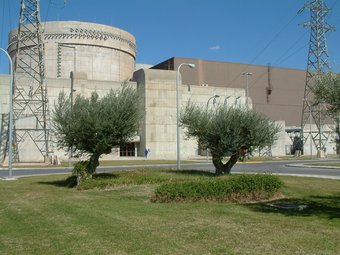 Edifici de contenció i edifici de turbines a Ascó, vistos des de l'exterior. EL PUNT