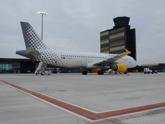 Un avió de Vueling a l'aeroport d'Alguaire a LLeida ARXIU