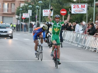 Airam Fernández supera Alberto Sánchez i celebra el triomf a la línia d'arribada de la Canonja.  OLÍVIA MOLET