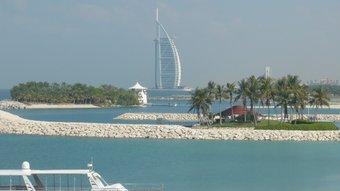 L'hotel Burj al Arab i les illes artificials, dues icones de Dubai. Ò. PALAU