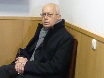 Donald Máximo Santiago Almazán abans d'entrar a la sala de l'Audiència de Girona on va ser jutjat Ò.P