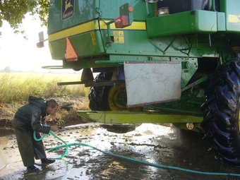 La maquinària agrícola es desinfecta per evitar la propagació del cargol poma. L.M