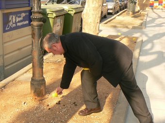 Un ciutadà senyalitza els excrements d'una mascota a una carrer de la vila. CEDIDA