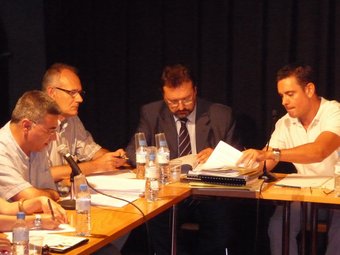 Imatge d'un ple de Tordera, amb l'alcalde Garcia a l'extrem dret i Josep Romaguera, cap del PSC, a l'esquerra. T.M