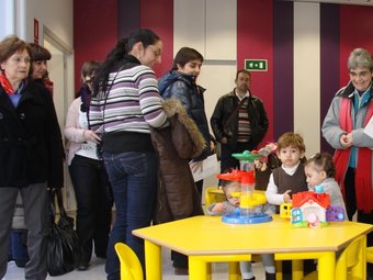 Dues xiquetes juguen a la ludoteca observades per les dones i monitores. CEDIDA