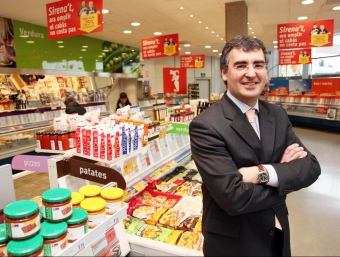 Francesc Casabell, director general de La Sirena, a una botiga ubicada a Terrassa.  ANDREU PUIG