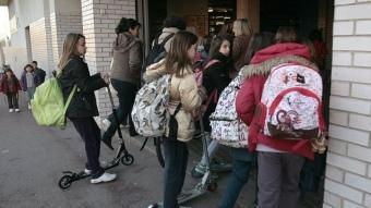 Alumnes de primària a l'entrada d'un centre escolar de la ciutat de Barcelona JOSEP LOSADA