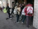 Alumnes de primària a l'entrada d'un centre escolar de la ciutat de Barcelona JOSEP LOSADA