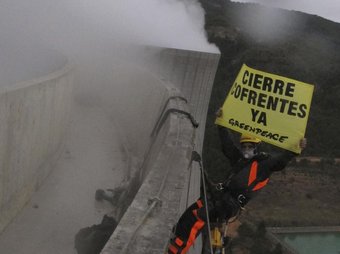 Activistes de Greenpeace penjats ahir de la torre de refrigeració de Cofrentes REUTERS