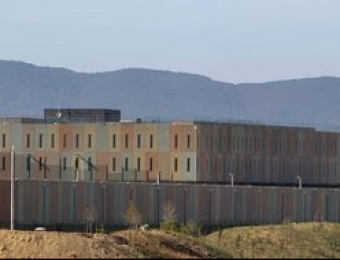 un dels edificis que sobresurt, dels disset que formen el nou centre penitenciari Puig de les Basses de Figueres. LLUÍS SERRAT