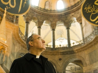 L'arquebisbe, a l'interior de Santa Sofia, antiga església ortodoxa convertida en mesquita i avui museu d'Istanbul. PEP ESCODA