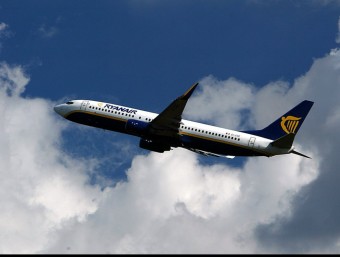 Un avió de Ryanair enlairant-se des de Girona. M.LLADÓ