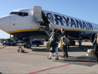 Viatgers en un vol de Ryanair a l'aeroport de Girona. MANEL LLADÓ
