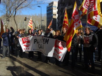 Els treballadors ahir al matí davant el Jutjat Mercantil de Girona. I.BOSCH
