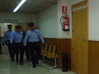 Els Mossos conduint ahir el detingut, Domingo Miguel Claros, a la sala de vistes de la secció segona de l'Audiència G. PLADEVEYA