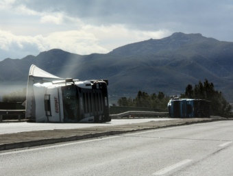 Marsal, Jordi - ACN · ID 29971/560875Dos camions bolcats pel vent a la carretera N-340, al seu pas per Amposta JORDI MARSAL / ACN