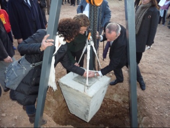 L'alcaldessa, Mireia Solsona, tapa la primera pedra abans introduir-la al forat. M.A.L