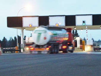 Un camió, entrant al peatge d'Amposta a l'AP-7 SEBASTIÀ ABRAHAM