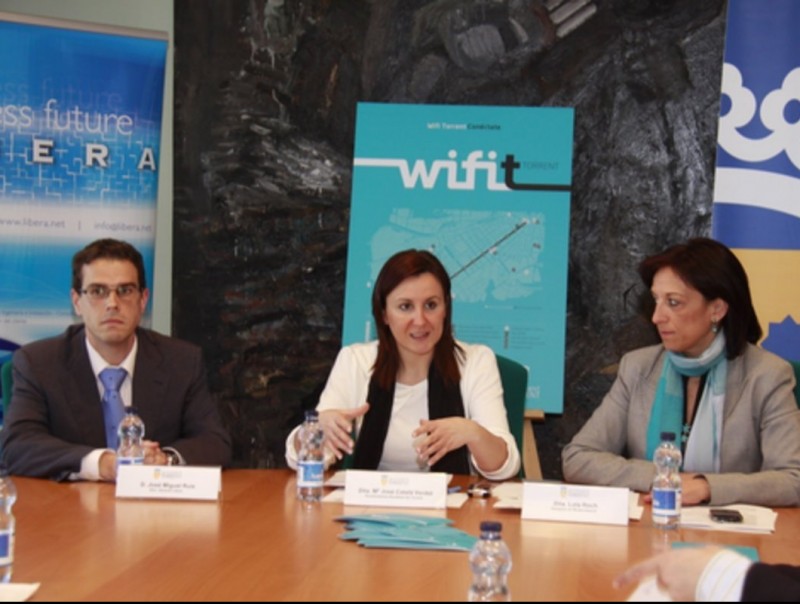 L'alcaldesa presenta l'inici del sistema wifi a la localitat. ARXIU