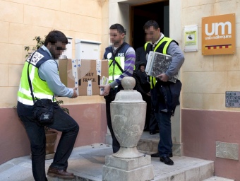 Agents de la brigada de delictes econòmics de la Policia Nacional, escorcollant avui la seu d'UM a Palma MONTSERRAT T DIEZ / EFE