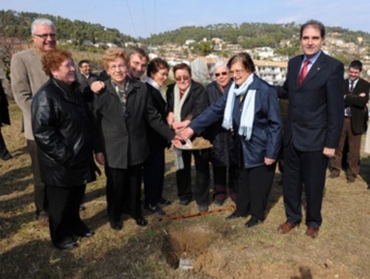 Antoni Fogué, l'alcalde de Mediona, Servand Casas, i diverss veïnes llançant terra per tapar la primera pedra de la variant Carles Romaní