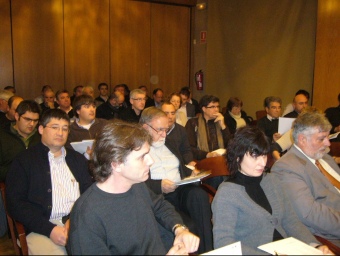 Consell d'alcaldes de l'Alt Empordà del febrer del 2010 per discutir sobre la proposta de mapa eòlic a la comarca. M.V