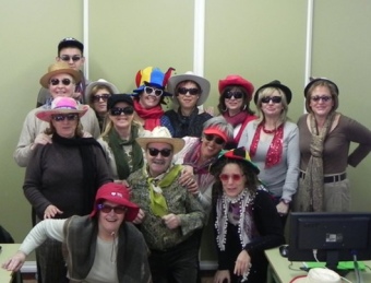 Grup de persones d'una de les classes d'informàtica durant la setmana de Carnaval. PEP VAL