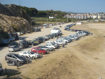 Imatge de la platja del Cavaió l'estiu passat plena de cotxes. E.F