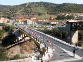Uns participants passant el pont del Tec en l'edició 2009.