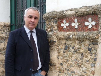 Joan Vigatà, candidat de Junts per Sant Pol fotografiat al costat de les escoles velles