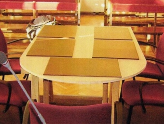 Un exemple de la taula que s'instal·larà al centre de la tarima de la sala de plens, amb capacitat per a cinc regidors. EL PUNT