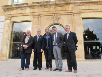 Els actors amb el president de la Diputació, Josep Poblet, i el gerent del Patronat de Turisme, Octavi bono. EL PUNT